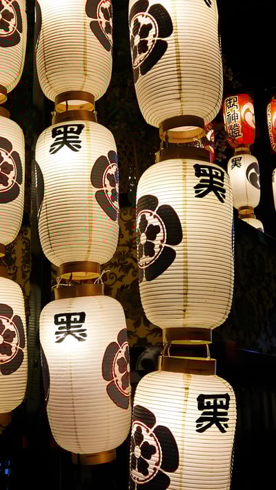 提灯で飾られた山鉾, 京都府 京都市 (© Cameron Hilker/Alamy Stock Photo) mobile wallpaper