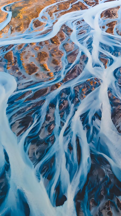 氷河河川システムの航空写真, アイスランド (© rybarmarekk/Shutterstock) mobile wallpaper