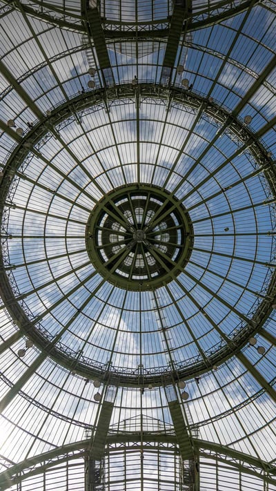 Plafond voûté du Grand Palais en verre et en acier, Paris (© Roberto Destarac Photo/Shutterstock) mobile wallpaper