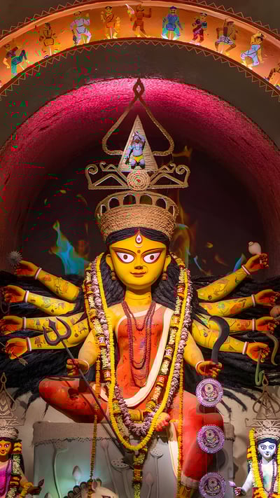 Goddess Durga idol at a puja pandal in Kolkata, West Bengal (© Arnav Pratap Singh/Getty Images) mobile wallpaper