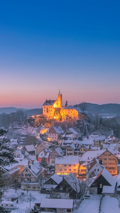 Blick auf die Gemeinde Gößweinstein mit der Burg Gößweinstein im Hintergrund, Fränkische Schweiz, Bayern (© Juergen Sack/Getty Images) mobile wallpaper