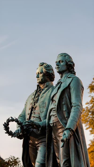 Goethe-Schiller-Denkmal in Weimar, Thüringen (© Robert Ruidl/iStock/Getty Images) mobile wallpaper