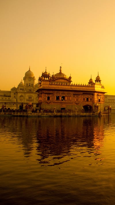 Sunset at Golden Temple in Amritsar, India (© szefei/shutterstock) mobile wallpaper