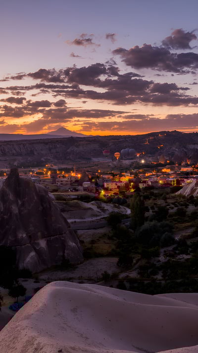 Hot air balloons over Göreme Historical National Park in Cappadocia, Türkiye (© Anton Petrus/Getty Images) mobile wallpaper