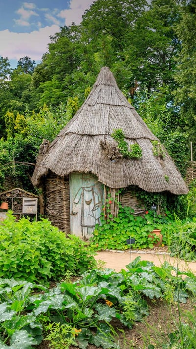 Hutte en osier dans le potager du parc floral de la Source, Orléans (© Hervé Lenain/Alamy Stock Photo) mobile wallpaper