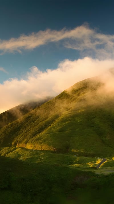 Antilles françaises, Guadeloupe, brume sur le volcan de la Soufrière (© Walter Bibikow/Getty Images) mobile wallpaper