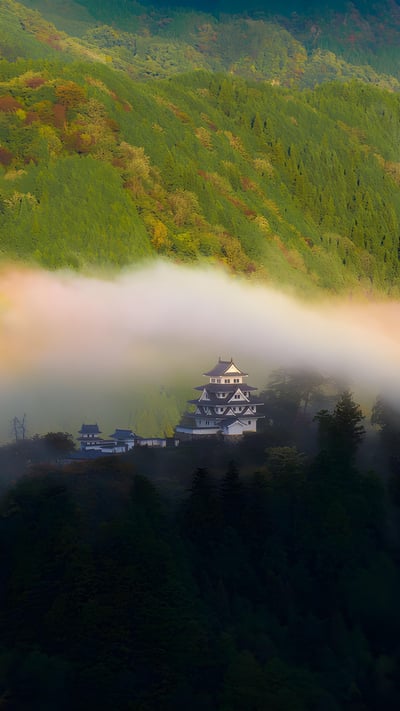 Gujō Hachiman Castle, Gifu prefecture, Japan (© ta2funk ito/500px/Getty Images) mobile wallpaper
