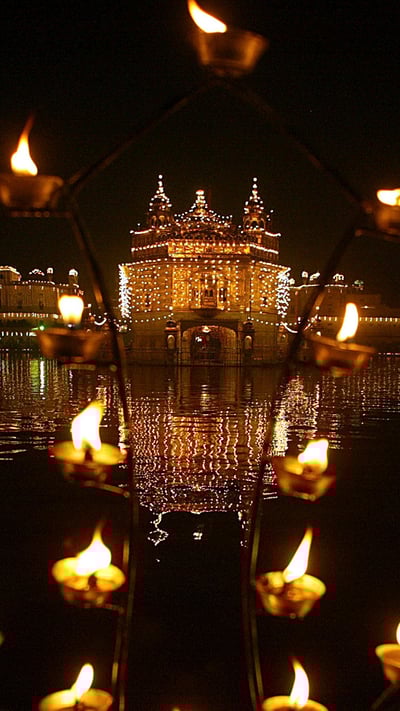 Oil lamps on the birth anniversary of Sikh founder Guru Nanak Dev (© REUTERS/Munish Sharma) mobile wallpaper