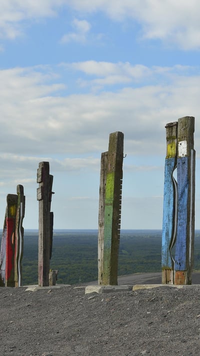 Installation „Totems“ auf der Halde Haniel, Bottrop, Ruhrgebiet, Nordrhein-Westfalen, Deutschland (© Raimund Linke/Masterfile) mobile wallpaper