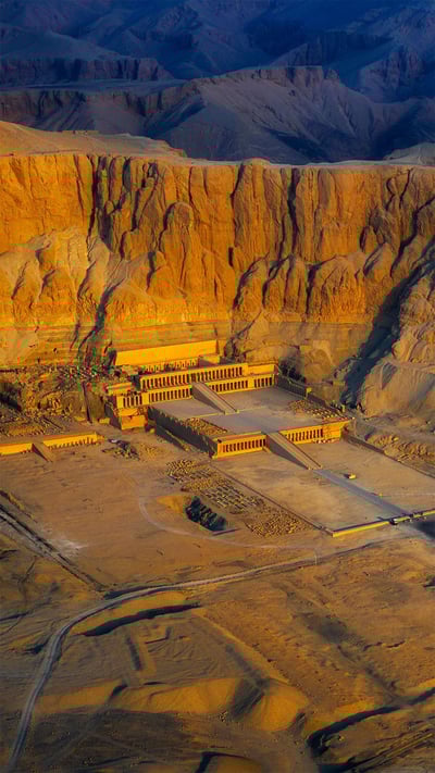Aerial view of the Temple of Hatshepsut near Luxor, Egypt (© Ratnakorn Piyasirisorost/Moment/Getty Images) mobile wallpaper
