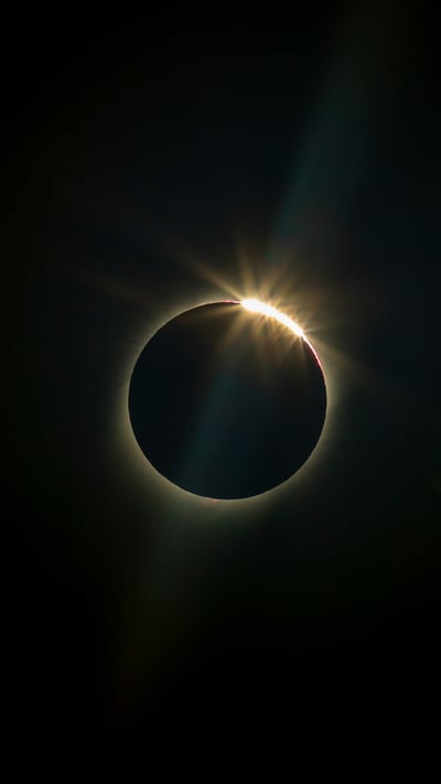 Le soleil caché par la lune lors de l’éclipse totale de La Higuera, Chili, le 2 juillet 2019 (© AP Photo/Esteban Felix) mobile wallpaper