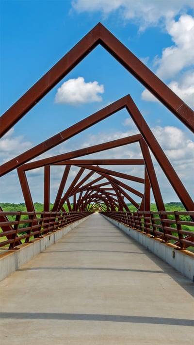 The High Trestle Trail Bridge in Iowa, USA (© Kelly van Dellen/Getty Images Plus) mobile wallpaper