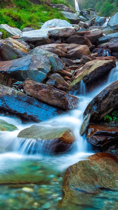 Bhagsu的热带瀑布,印度喜马偕尔邦 (© f9photos/iStock/Getty Images Plus) mobile wallpaper