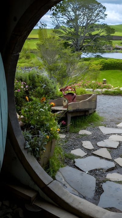Hobbit-hole in Hobbiton Movie Set, Waikato, New Zealand (© Kim Petersen/Alamy) mobile wallpaper
