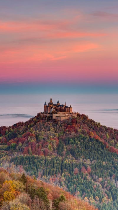 Blick vom Zeller Horn auf die Burg Hohenzollern, Baden-Württemberg (© imageBROKER/Alamy Stock Photo) mobile wallpaper