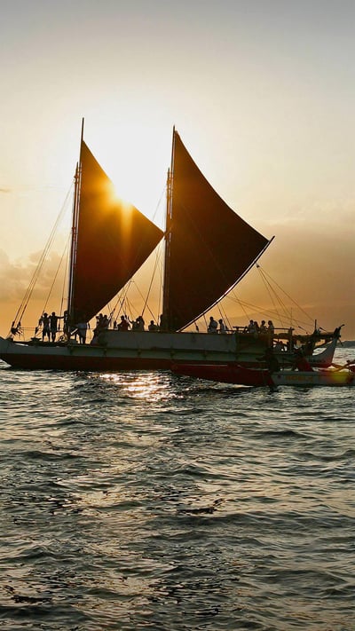 The Hōkūle'a, a traditional Hawaiian voyaging canoe, departs for a 3-year voyage from Honolulu, Hawaii, on May 17, 2014 (© Reuters/Alamy) mobile wallpaper