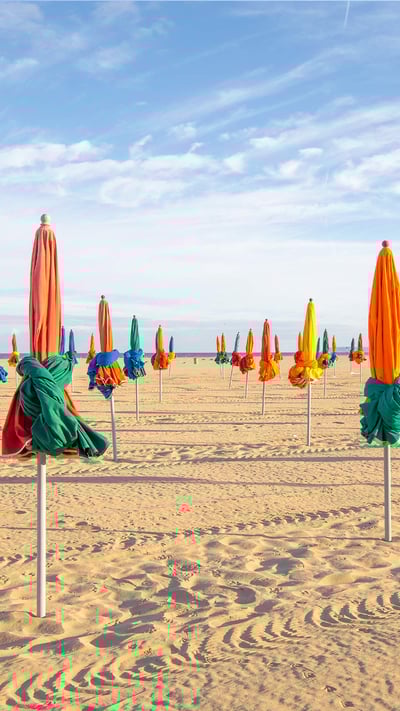 Les célèbres parasols multicolores de la plage de Deauville, Normandie (© Kiszon Pascal/Getty Images) mobile wallpaper