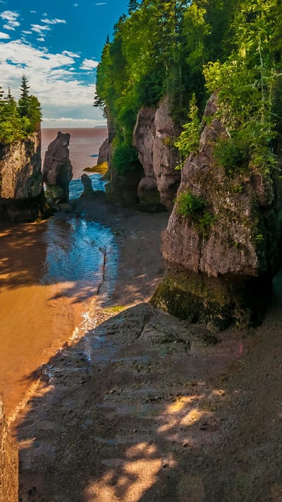 Geological site of Hopewell Rocks in New Brunswick (© YAY Media AS/Alamy) mobile wallpaper