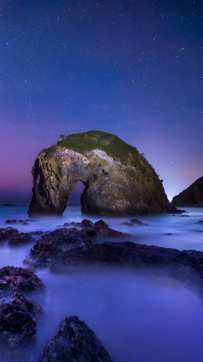 The Milky Way over Horse Head Rock, New South Wales, Australia (© Philip Thurston/Getty Images) mobile wallpaper