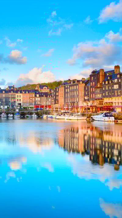 Port Vieux-Bassin de Honfleur, Calvados, Normandie (© Francesco Carovillano/SOPA Collection/Shutterstock) mobile wallpaper