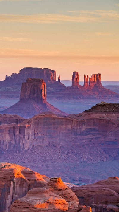 A view of Monument Valley Navajo Tribal Park from Hunts Mesa, Navajo Nation, between Arizona and Utah (© AWL Images/Danita Delimont) mobile wallpaper