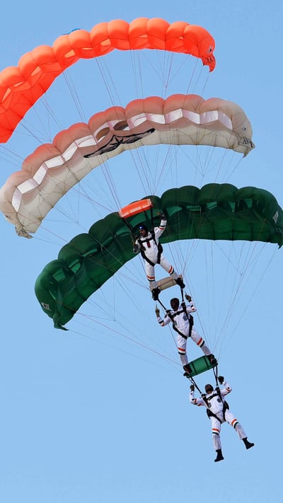 Air show at Bamhrauli Air station, 2017 (© CrowdSpark/Alamy Stock Photo) mobile wallpaper