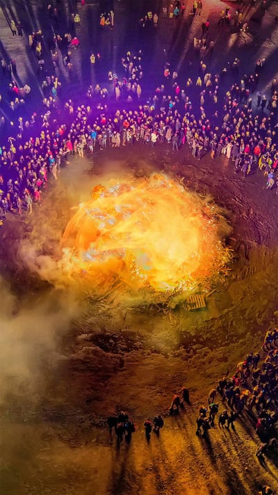 Bonfire to celebrate New Year's Eve in 2014 in Reykjavik, Iceland (© Ragnar Th Sigurdsson/Alamy) mobile wallpaper