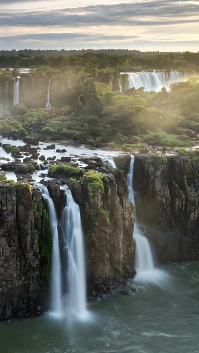 Three Musketeers Falls at Iguazú Falls, Argentina (© Mark Meredith/Getty Images) mobile wallpaper