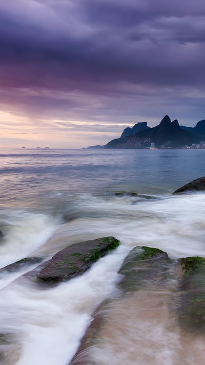 Pôr do sol na praia de Ipanema, Rio de Janeiro, Brasil. Vista para as praias de Ipanema e Leblon, Morro Dois Irmãos e Pedra da Gávea (© Anton Petrus/Getty Images) mobile wallpaper