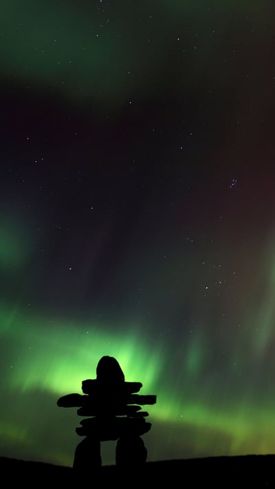 被北极光映衬出轮廓的因努伊特石堆,加拿大西北地区 (© Mark Duffy/Alamy) mobile wallpaper