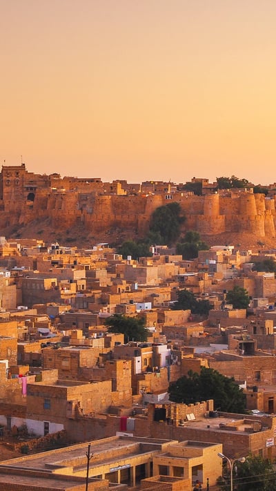 Jaisalmer Fort in sunset light in Rajasthan, India (© Getty Images) mobile wallpaper