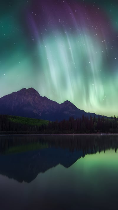Northern lights over Patricia Lake in Jasper National Park, Alberta (© Daniel Viñé Garcia/Getty Images) mobile wallpaper