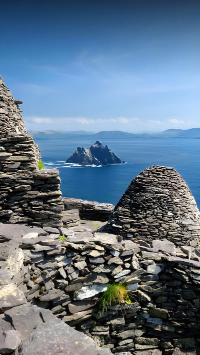 Ruins of an ancient monastery on the island of Skellig Michael, Ireland (© MNStudio/Getty Images) mobile wallpaper