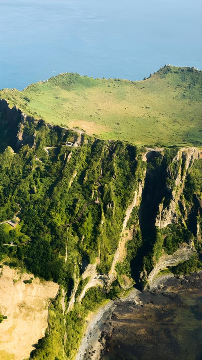 Seongsan Ilchulbong, a tuff cone on Jeju Island, South Korea (© Quynh Anh Nguyen/Getty Images) mobile wallpaper