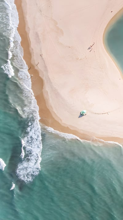 Vista aérea de praia em Jericoacoara, no Ceará (© AmazingAerialAgency/Adobe Stock) mobile wallpaper