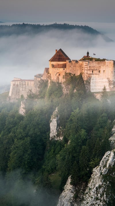 汝拉山中的Chateau de Joux堡,法国 (© Ivoha/Alamy) mobile wallpaper