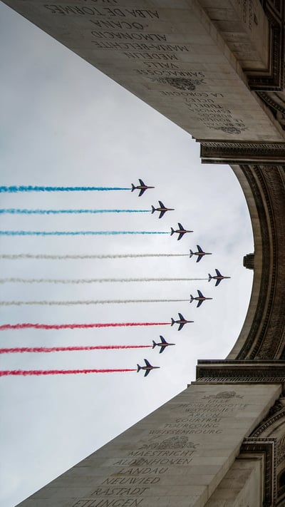 La Patrouille de France survolant l’Arc de Triomphe lors des célébrations du 14 juillet 2020 (© REUTERS/Gonzalo Fuentes) mobile wallpaper