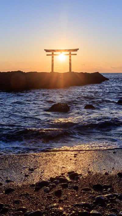 神磯の鳥居, 茨城 大洗 (© Pigprox/Shutterstock) mobile wallpaper