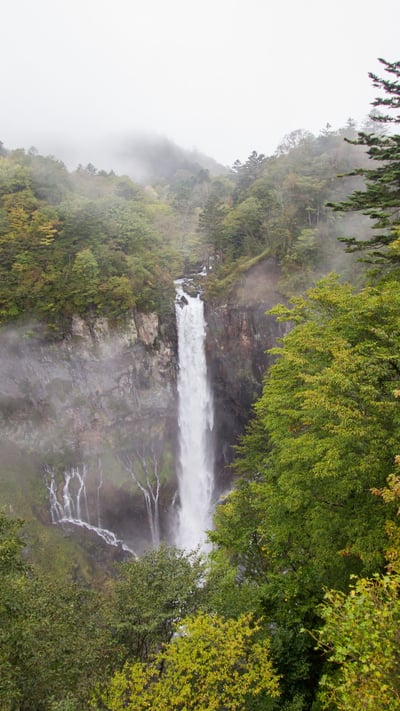 ｢華厳の滝｣栃木県, 日光市 (© Sawarut Triratanachat/Shutterstock) mobile wallpaper