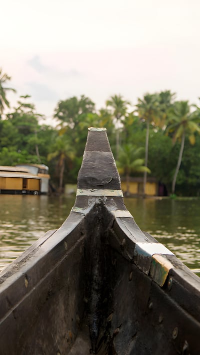 Boat at backwaters of Kerala, India (© Goran Bogicevic/Alamy Stock Photo) mobile wallpaper