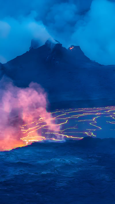Halema'uma'u Crater's lava lake, Kīlauea Caldera, Hawai'i Volcanoes National Park, Hawaii (© Stephen Matera/Tandem Stills + Motion) mobile wallpaper
