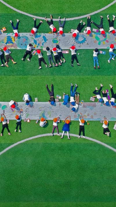 Kindergarteners drawing on canvases in Nantong, Jiangsu province, China (© Xu Hui/VCG via Getty Images) mobile wallpaper