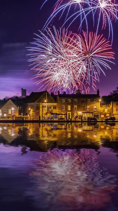 Fireworks exploding over the Great River Ouse, King's Lynn, Norfolk (© Simon Bratt/Shutterstock) mobile wallpaper