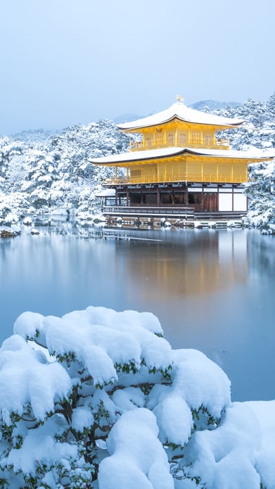 Kinkaku-ji-Tempel im Winter, Kyoto, Japan (© yoko_ken_chan/Shutterstock) mobile wallpaper