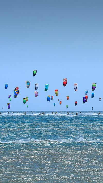 Course de Kitesurf, Gruissan, Aude, Occitanie (© Philippe Turpin/Delta Images/Offset by Shutterstock) mobile wallpaper