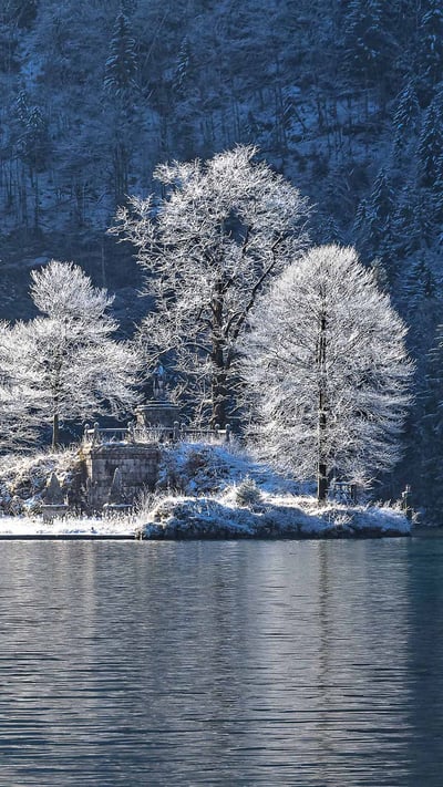 Die Insel Christlieger im Königssee, Bayern (© Dariusz Slowik/EyeEm/Getty Images) mobile wallpaper