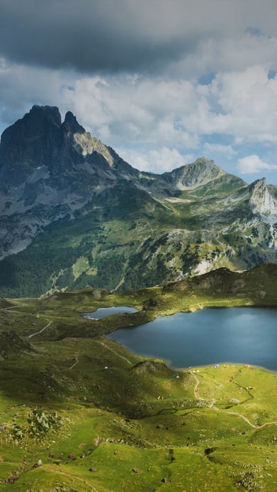 南奥索峰的Lac d'Ayous小屋,法国 (© Eneko Aldaz/Offset by Shutterstock) mobile wallpaper