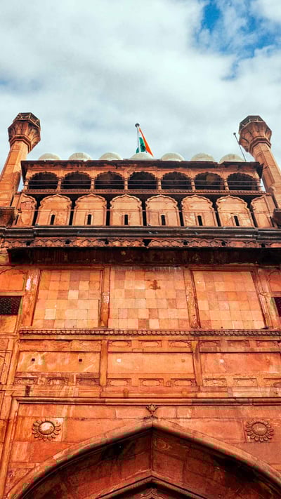 Lahori Gate of the Red Fort, Delhi (© powerofforever/iStock/Getty Images Plus) mobile wallpaper