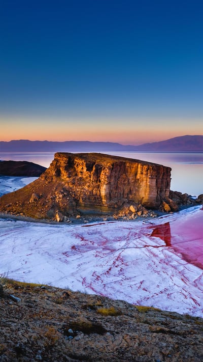 Kazem Dashi rock formation in Lake Urmia, Iran (© Ali/Adobe Stock) mobile wallpaper