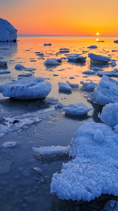 Spring ice along the shore of Lake Winnipeg, Manitoba, Canada (© Mike Grandmaison/Jaynes Gallery/DanitaDelimont.com) mobile wallpaper